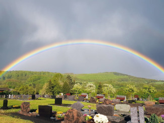 Regenbogen über dem Friedhof von Gemünden